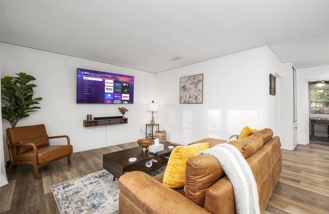 Modern Home Near UF, Stadium - Private Gazebo, Pets!