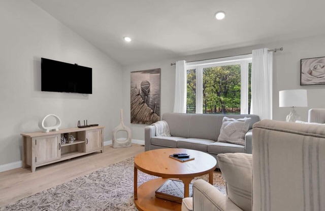 Modern Home on Sand Point! 11 mins to DT caseville