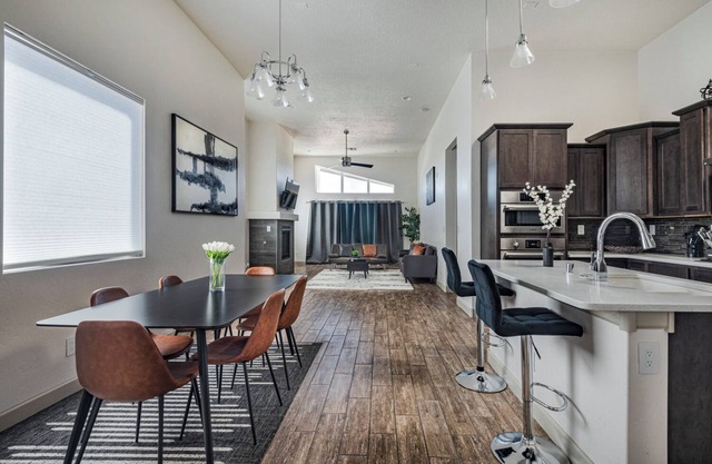 Modern Home w/4BR Next to Netflix, Airport, Casino