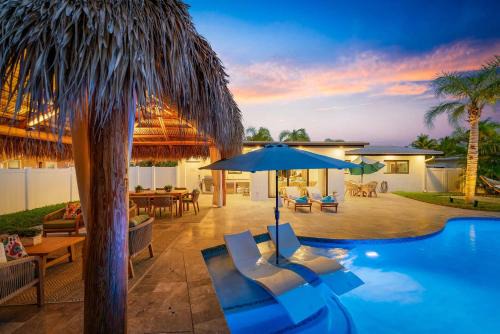 Modern Home w Private Suite Pool & Tiki Hut