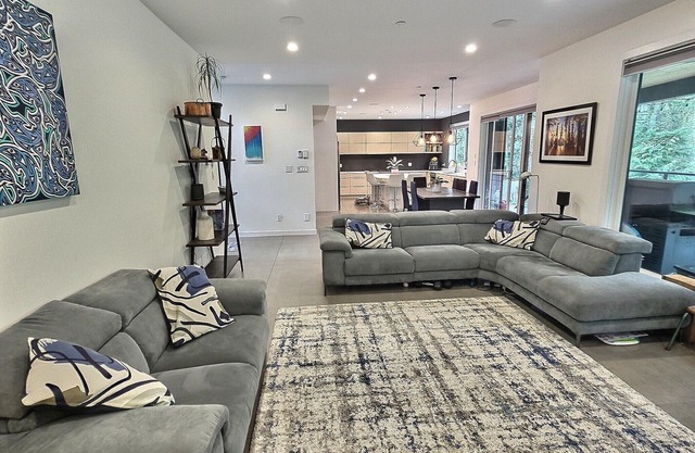 Modern House, Amazing Location: 4BR, Sleeps 8, A/C, King + Queen Beds, Bike