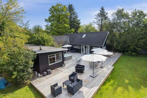 Modern House With Outdoor Spa And Sauna