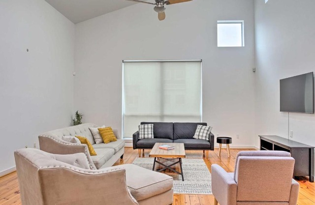 Modern Houston Townhome with Balcony 5 Mi to Dtwn!