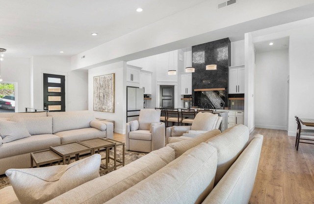 Modern Lake Escape: Pool, Spa, Dock, Game Room, Mini Golf, Sleeps 29!