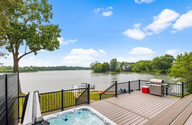 MODERN LAKE HOUSE - HOT TUB - FISHING - KAYAKING - TRANQUILITY - BOOK TODAY!!