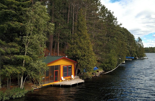 Modern Lakeshore Cabin -on the water's edge, Boating Water Recreation and Sauna.