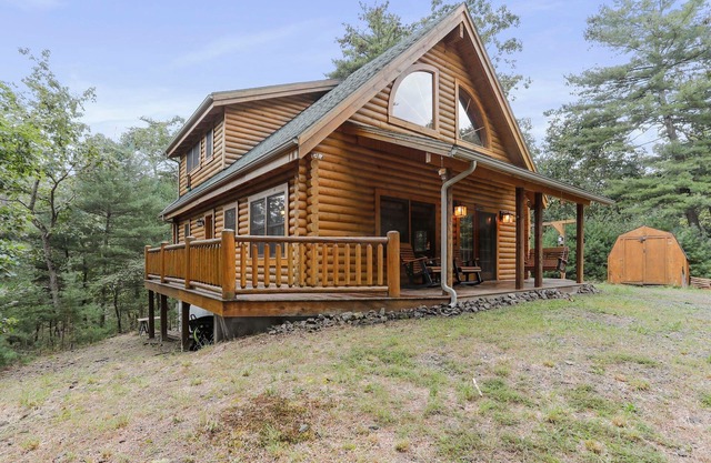 Modern Log Cabin, Great for Families - Close to Many Attractions! Game Room!