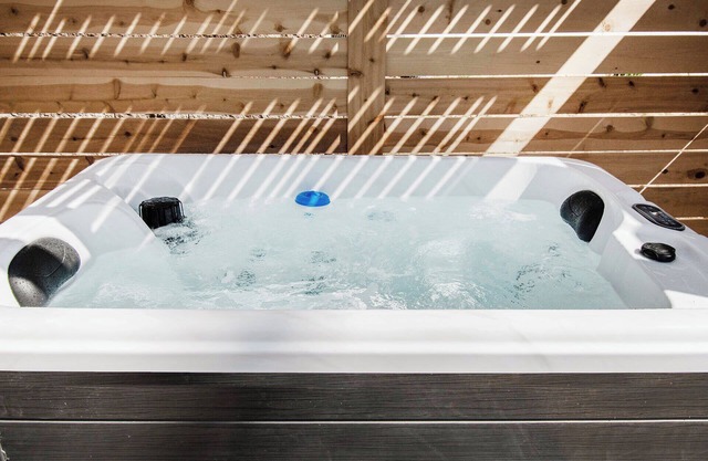 Modern Lux King Suite, w/Hot tub, Central Omaha!