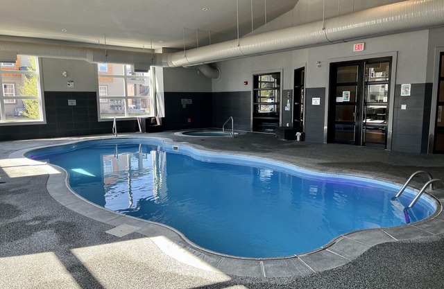 Modern Luxurious 2 BR Condo + Pool + Hot Tub + Games Room + Gym
