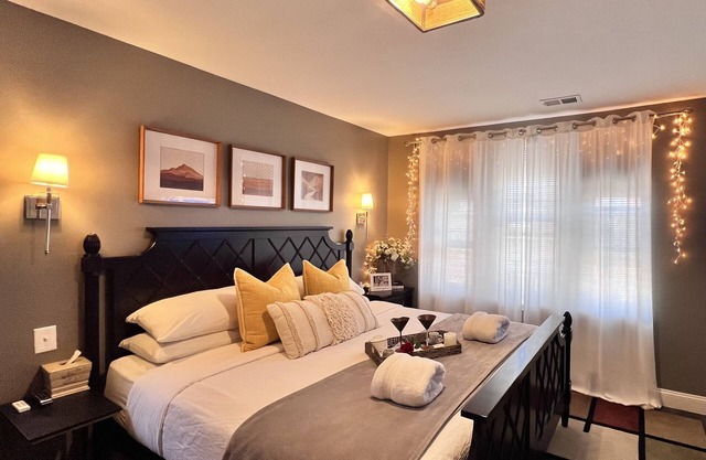 Modern/Luxury 2 bdrm- KING Bed- University City