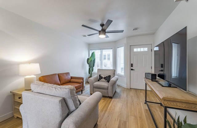 Modern Luxury 3 Bedroom Townhouse by Lakes