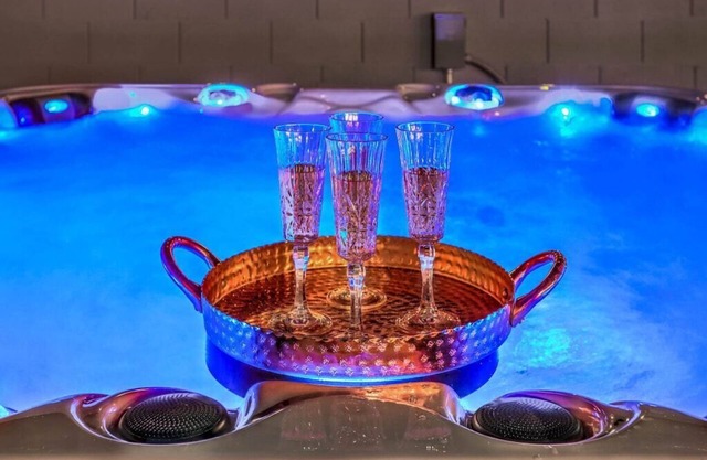Modern Luxury - Heated Pool, Hot Tub & Vegas Vibes