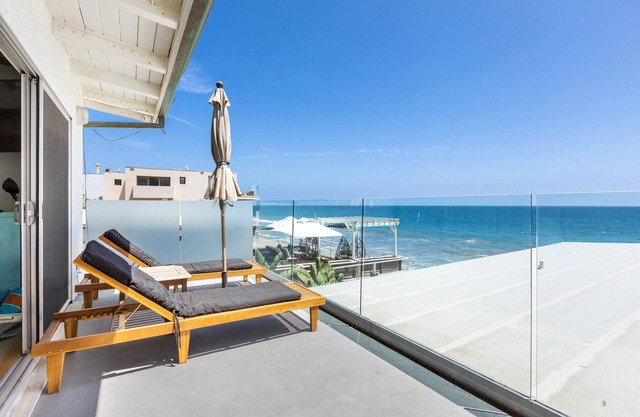 Modern Malibu Road Oceanfront Beach House with AC PRIVATE BEACH