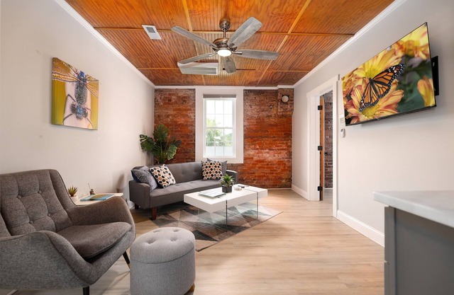 Modern meets Classic: Cozy condo on Smith River