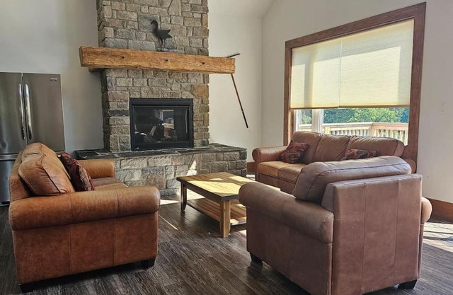 Modern Memories 8BR Hillside Chalet w BBQ, Laundry and 6.5WR