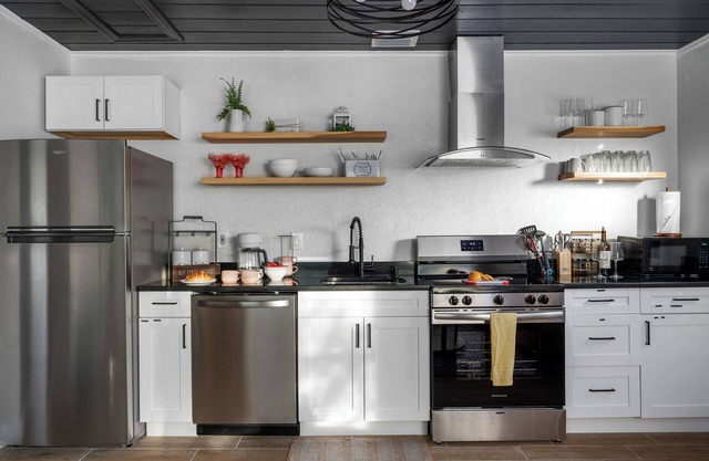 MODERN/Mins to Beach/walk to dwtn/Free parking