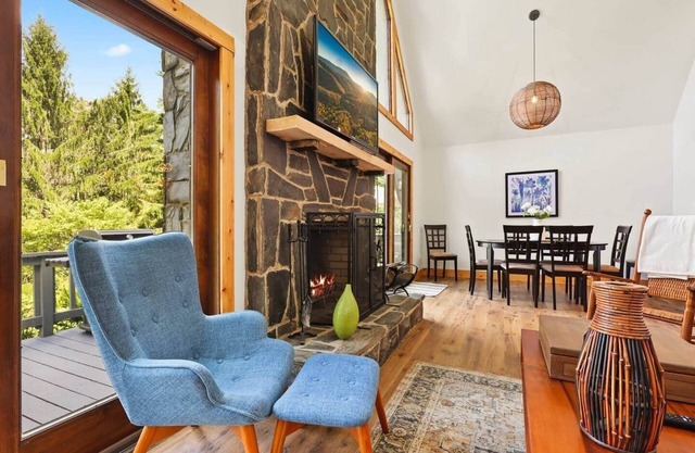 Modern Mountain Escape, Modern Mountain Escape 10 minutes to West Jefferson.