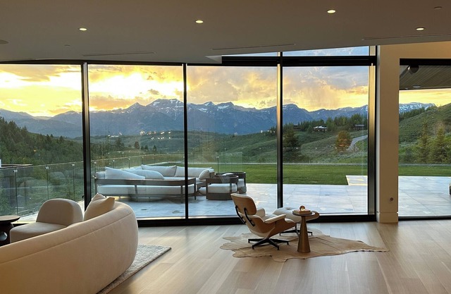Modern Mountain Masterpiece with Stunning Views Close to town - Lap Pool and Gym