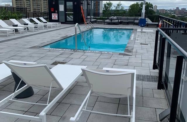 Modern new condo in the heart of downtown - Full furnished