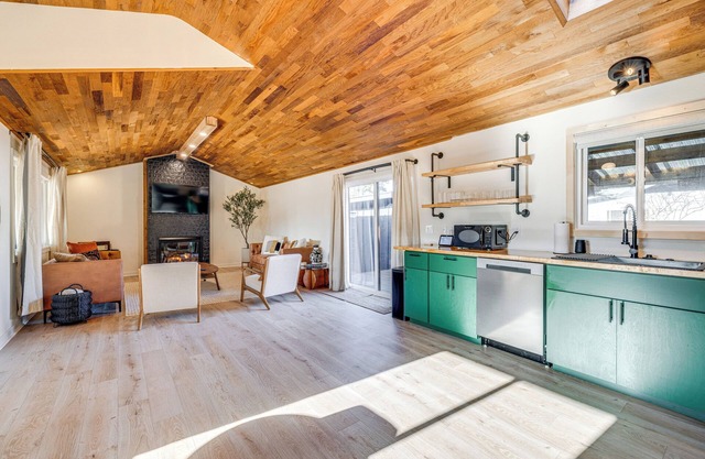 Modern Oregon Cottage w/Hot Tub: Walk to Beach!