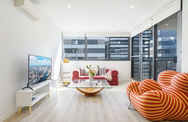 Modern Penrith Apt 2BR w Ensuites, WIR, Parking & Sofa Bed