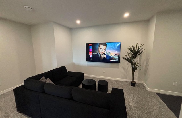 Modern, private & cozy 1 BR walkout suite in Seton
