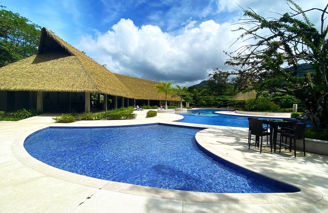 Modern Pura Vida Luxury - One finest homes, private pool. Upscale gated safe