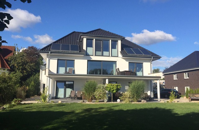 Modern, relaxing vacation apartment (2 pers) directly on the lake, sub board + bicycles