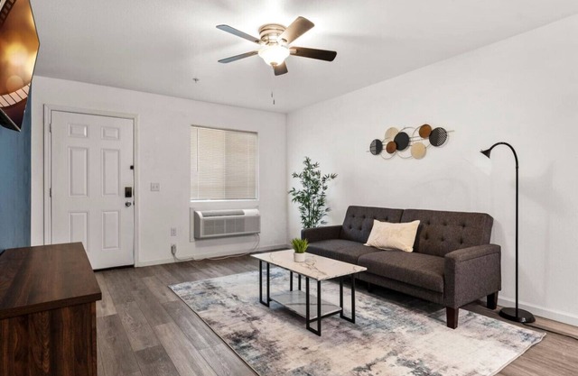 Modern Reno Stay - Near Bars & Shops
