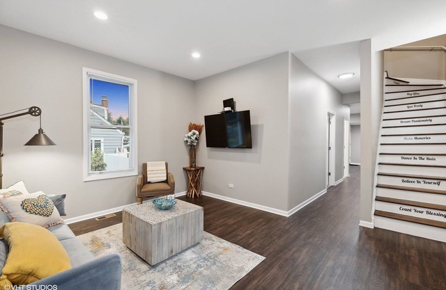MODERN RETREAT-DOUBLE LOT W/PERGOLA-FIRE PIT-GAME ROOM-5 MIN TO BROOKFIELD ZOO