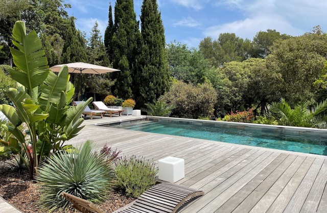 Modern seaside villa with swimming pool in private estate Gaou Bénat