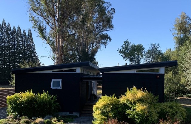 Modern, secluded retreat - Walk to the plaza and to wineries!