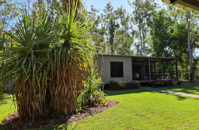 Modern self contained/serviced 2-bedroom cabin near Darwin.