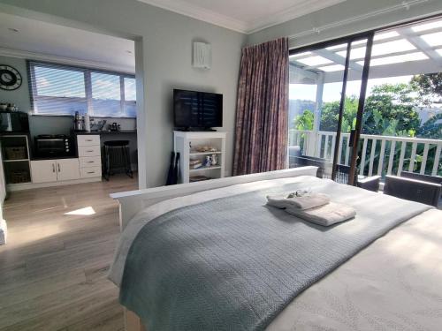 Modern Solar powered 1 bed studio apartment with amazing views
