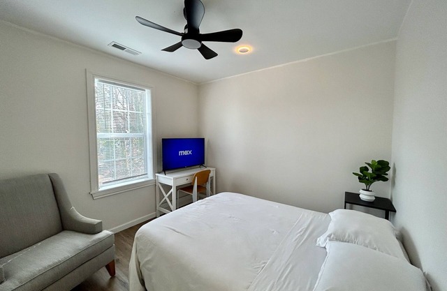 Modern & Spacious 2 Bedroom in SONO!