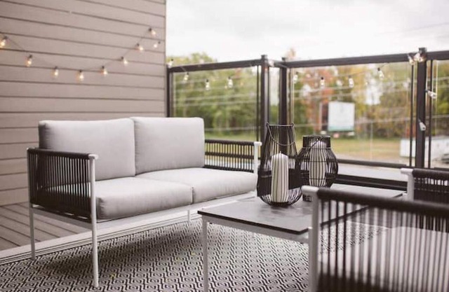Modern/spacious 2-story 2-bedrm townhome/rooftop patio. Near all things Niagara!