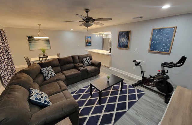 Modern spacious 2-bedroom Apartment 1 mile from Legoland. 6-month minimum stay.