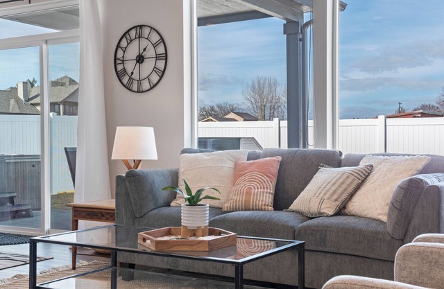 Modern Spacious Family Home w/Hot Tub & Fire Pit