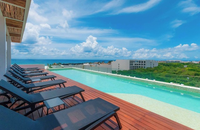 Modern Studio in Bahay Condos-Steps from the Beach
