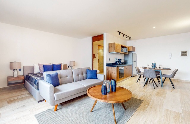 Modern studio with roof lounge, pool, firepit & partial AC - walk to bars/dining