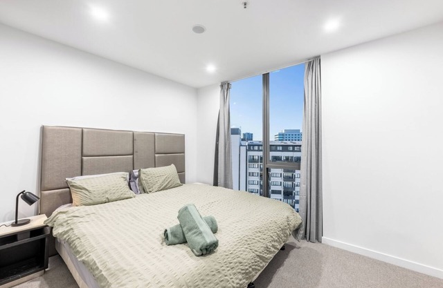 Modern style 2 bedroom next to Westfield @Phillip