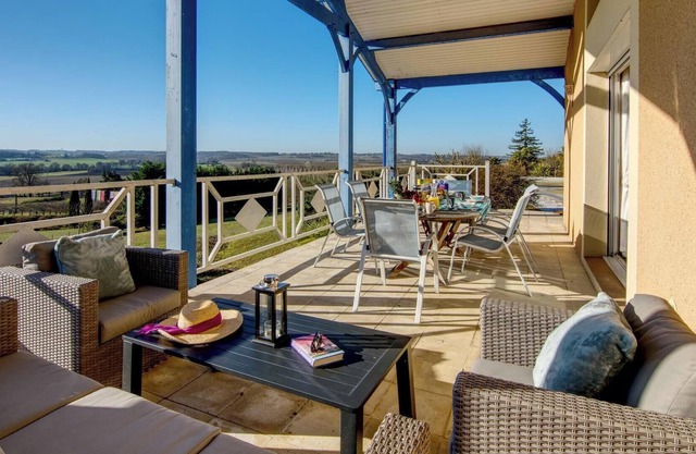 Modern Style Villa with Separate Studio, Large Grounds, Private Heated Pool - 15mins walk to Duras!