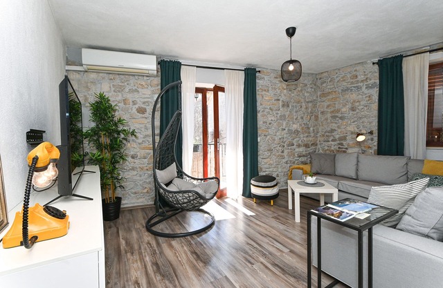 Modern & stylish apartment Kambelovac 1 for up to 5 persons, 150m from the beach