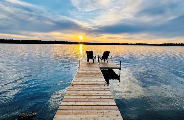 Modern, Sunset-Facing Waterfront Cottage
