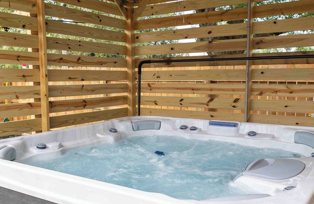 Modern Swanky Baseball Home, King Beds, Hot Tub, BBQ Grill, 5 min to Cle Clinic