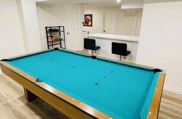 Modern Thorold Apt w/Pool Table
