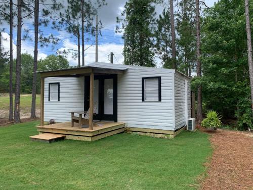 Modern tiny house -hidden away just outside of town