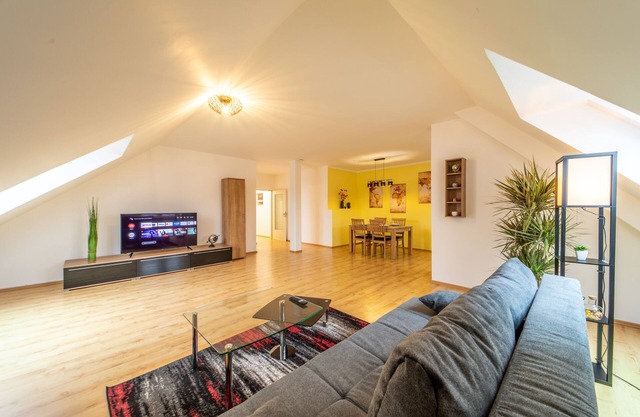 Modern top floor apartment with parking - Netflix