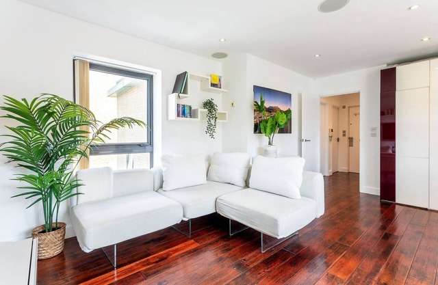 Modern Tower Hill Penthouse