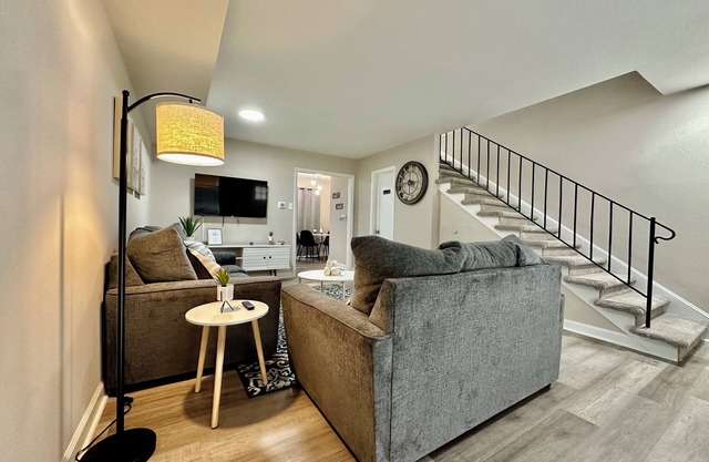 Modern Townhome w/Balcony Walk to FUSE Stadium